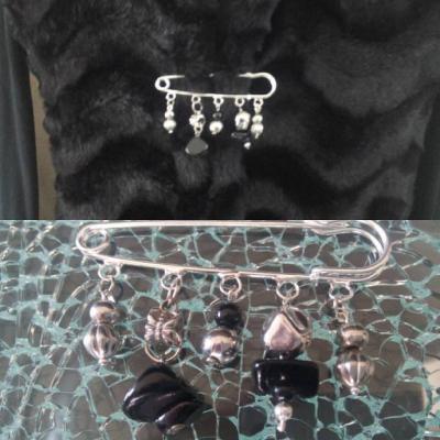 Broche-épingle métal, perles noires, argentées et pampilles.