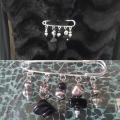 Broche epingle noire