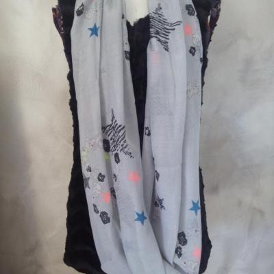 Foulard snood, gris et motifs.