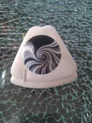 Bague dôme fimo spirale et paillettes.