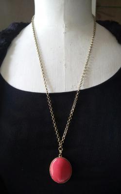 Sautoir chaîne et pendentif cabochon ovale orange.