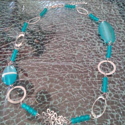 Collier bleu turquoise, perles givrées, rond et fleurs en métal