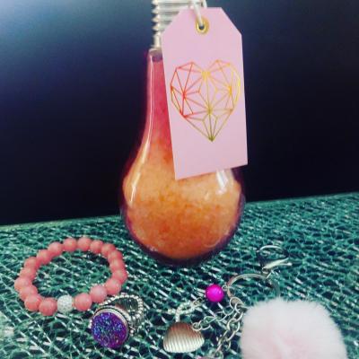 Verre ampoule rose, sa paille, sels de bain et accessoire.