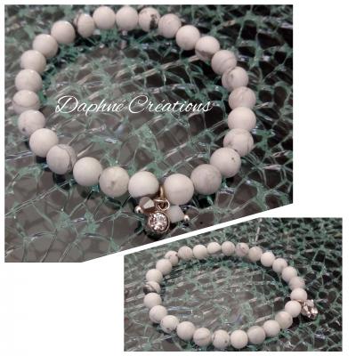 Bracelet blanc en perles naturelles, pampilles strass et toupies cristal de swarovski