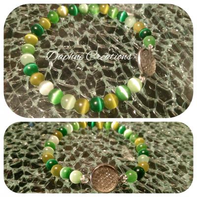 Bracelet en perles naturelles ton vert, cabochon strass blanc.