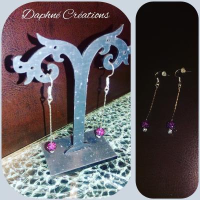 Boucles d'oreilles pendantes fil argenté et perle strass prune