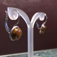 Boucles d'oreilles dormeuses et cabochon oeil du tigre.