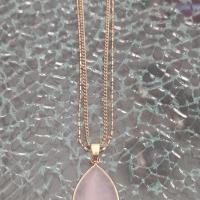 Sautoir chaînes dorées et pendentif quartz rose.
