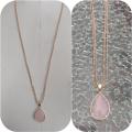 Sautoir chaînes dorées et pendentif cabochon quartz rose.