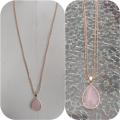 Sautoir chaînes dorées et pendentif cabochon quartz rose.