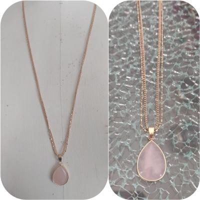 Sautoir chaînes dorées et pendentif cabochon quartz rose.