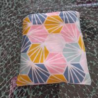 Lingettes démaquillantes multicolores et sa pochette