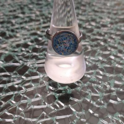 Bague, cabochon de verre rond et paillettes.