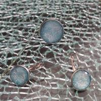 Parure, boucles et bague cabochon de verre rond  bleu et paillettes
