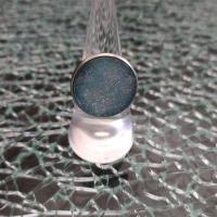 Bague, cabochon de verre rond bleu et paillettes.