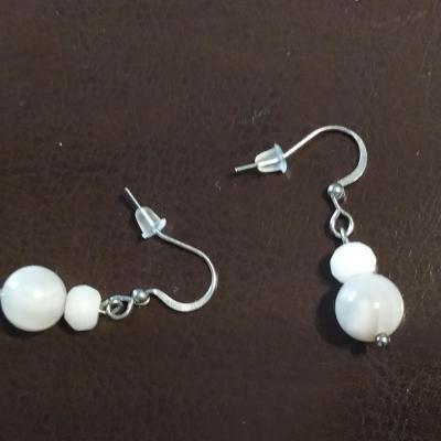 Boucles d'oreilles acier inoxydable et agates blanches et pierres naturelles.