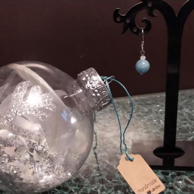 Boule de Noël surprise, argent et ses boucles d'oreilles agates bleues.