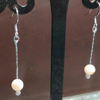 Boucles d'oreilles pendantes, acier inoxydable et agates blanches.