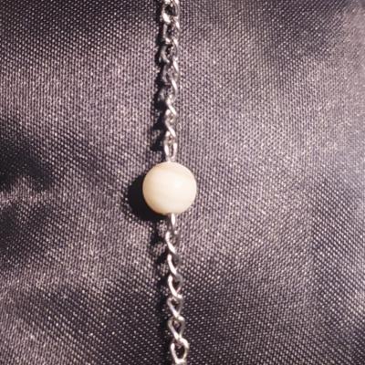 Bracelet en perles naturelles, agates blanches, chaîne acier et strass.