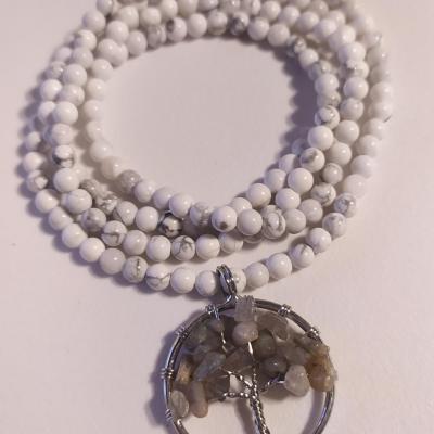 Sautoir pierres howlite et pendentif arbre de vie labradorite.