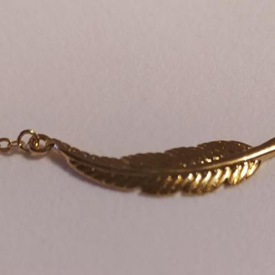 Bracelet plaqué or et plume.