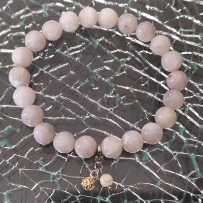 Bracelet en perles naturelles, agates blanches, strass et pampille.