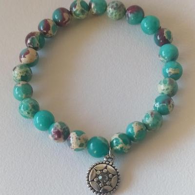 Bracelet en perles, multicolore, médaillon acier et strass.