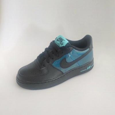 Baskets Air Force 1 SE Nike, noir et bleu.