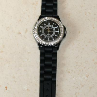 Montre ronde Geneva, silicone et strass.