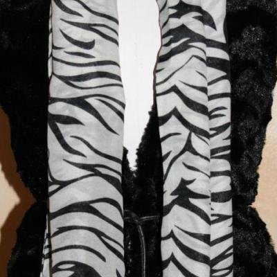 Foulard long, style zèbre blanc et noir.
