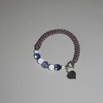 Bracelet tissu gris-mauve, perles et charm's 