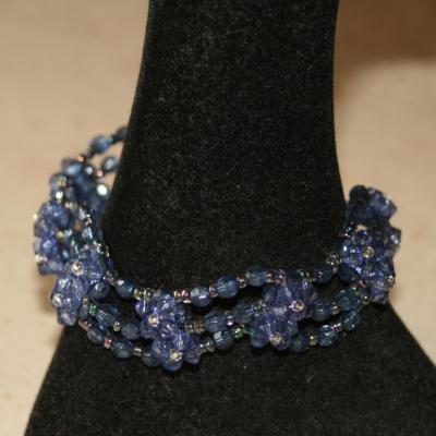 Bracelet bleu, multi-rangs en perles de verre.