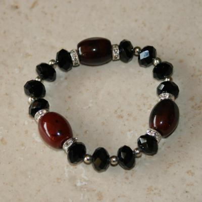 Bracelet noir et marron, perles, cristal de swarovski, strass et porcelaine.