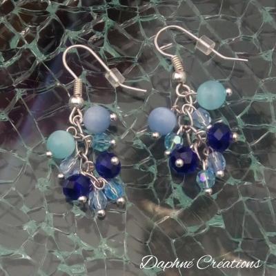 Boucles d'oreilles pendantes, bleu, cristal de swarovski et  pierres naturelles.