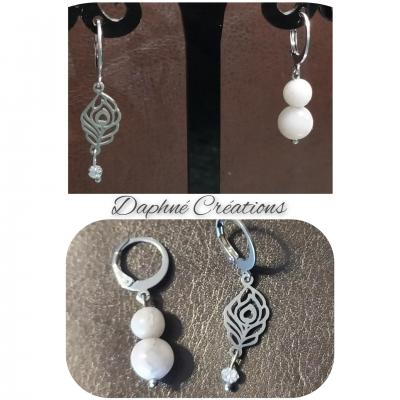 Boucles d'oreilles acier, plumes, agates blanches et cristal de swarovski.