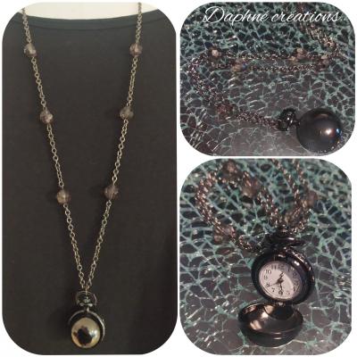 Sautoir noir, perles et pendentif montre.