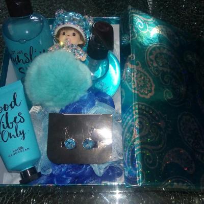 Coffret cadeaux turquoise, produits, boucles d'oreilles et kiki.