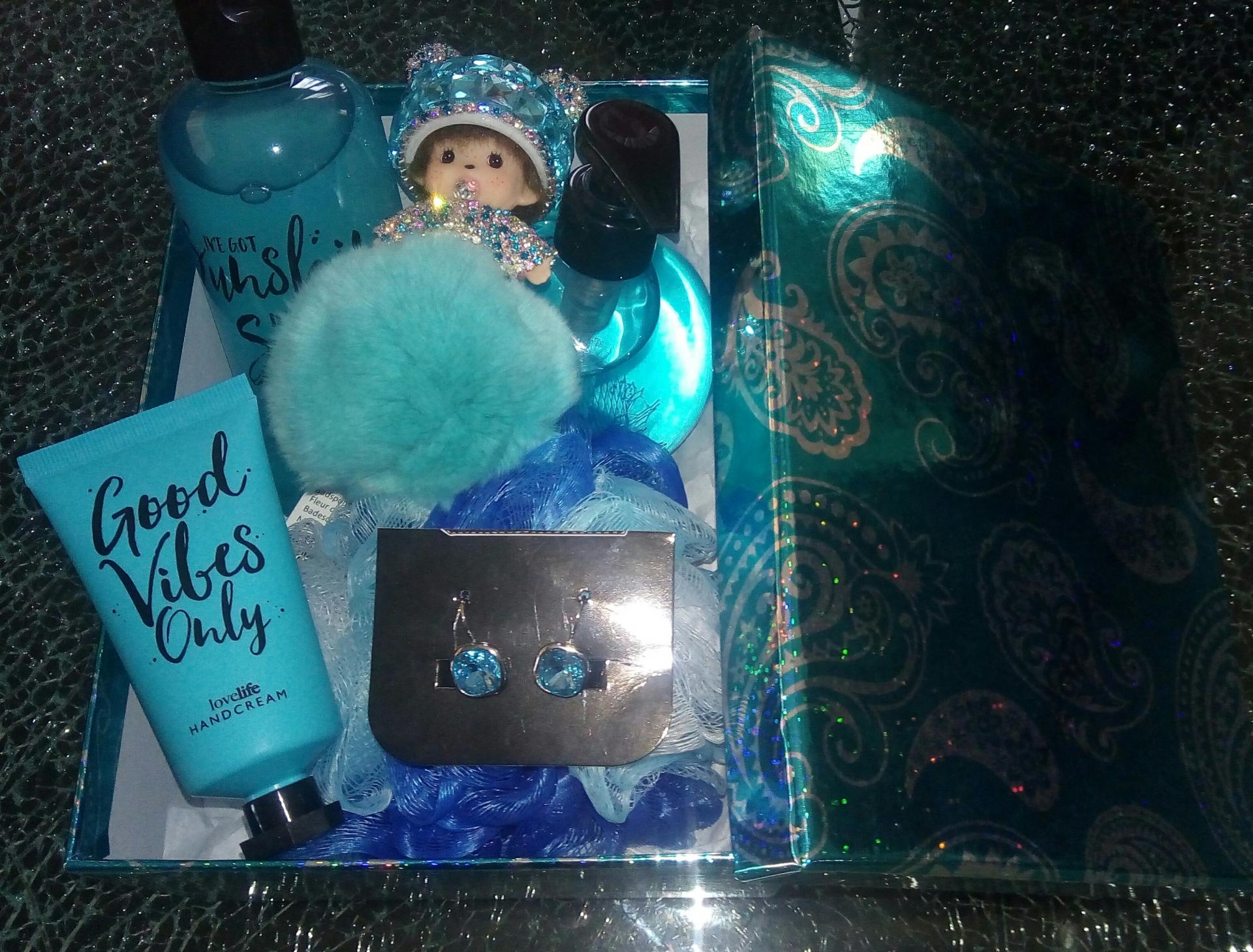 Coffret cadeaux turquoise, produits, boucles d'oreilles et kiki.