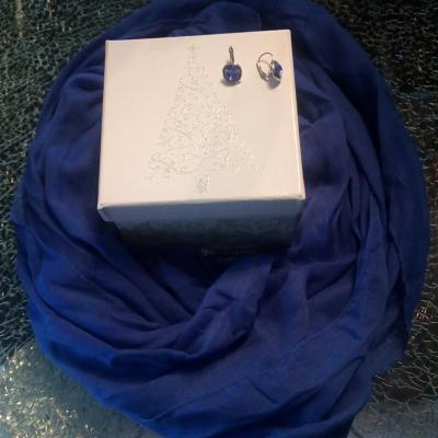 Coffret cadeaux, foulard et  boucles d'oreilles strass bleu.