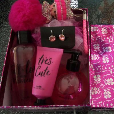 Coffret cadeaux rose, produits, boucles d'oreilles, foulard et kiki.