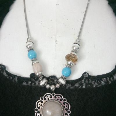 Collier chaîne, perles, pierres naturelles, cristal et pendentif cabochon beige.