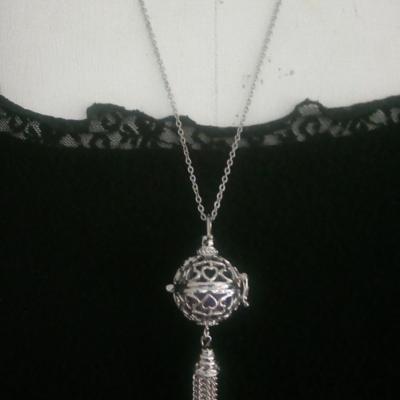 Pendentif diffuseur, cage sphère et chainettes.