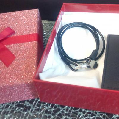 Coffret cadeaux, bracelet cuir noir et porte-cartes noir.