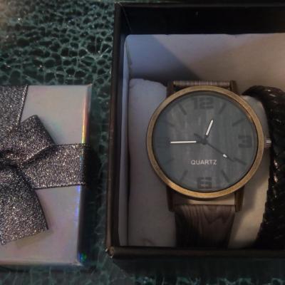 Coffret cadeaux noir-argent, montre et bracelet tressé noir.