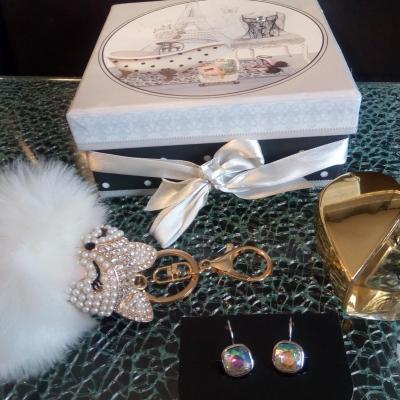 Coffret cadeaux style glamour, ruban- strass, boucles d'oreilles, renard strass et parfum coeur