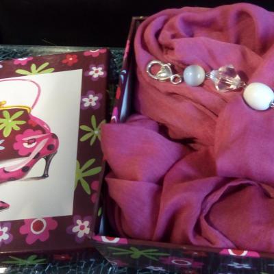 Coffret cadeaux marron-rose, son foulard snood rose et son bijou de sac, clé usb coeur.