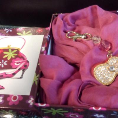 Coffret cadeaux marron-rose, son foulard snood rose et son bijou de sac, clé usb guitare.