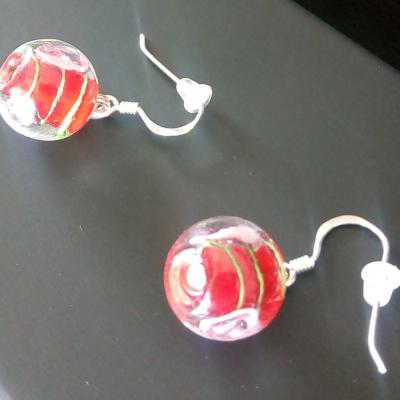 Boucles d'oreilles argent 925 et perles de verre rouge et fleurs