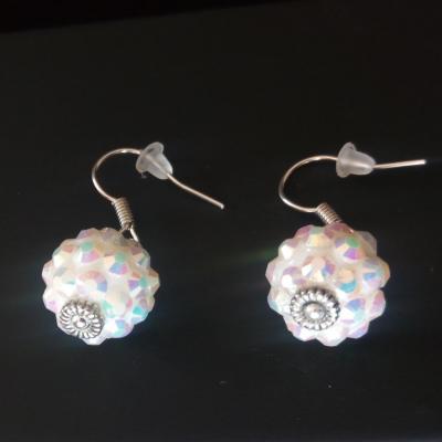 Boucles d'oreilles perles blanches et strass.