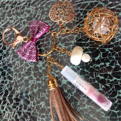 Porte-clés, bijou de sac, noeud, coeurs, pompon marron, perles et gloss à lèvres.